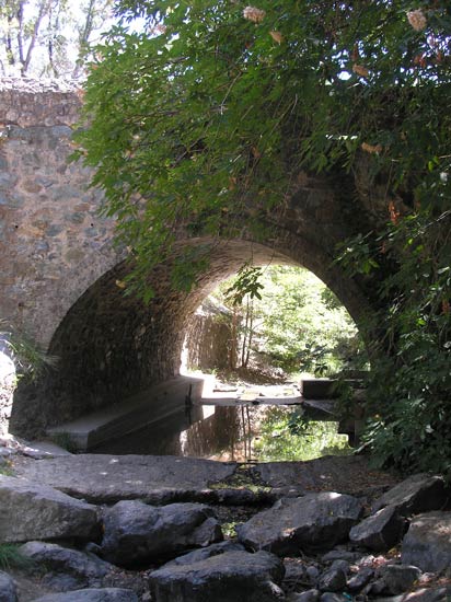 A short stroll across this bridge leads to the picnic site