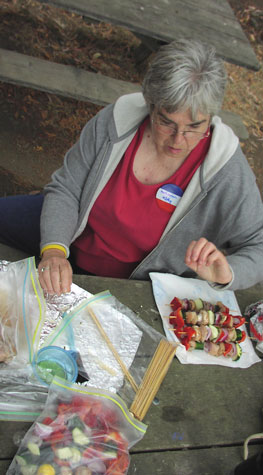 kathbran prepares chicken kebobs